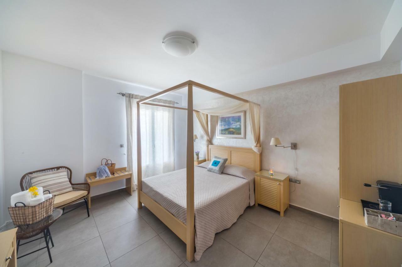 Blue Harmony Hotel Kini Екстериор снимка